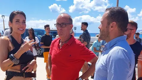 Pilar Rubio dialoga con el alcalde de Arrecife, Yonathan de León, tras la grabación del programa en Arrecife 