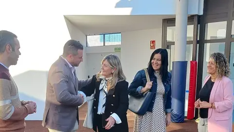 El alcalde de Yaiza y la directora insular de Educación