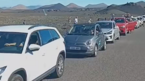 Turistas abandonando sus vehículos en las colas interminables de Timanfaya y caminando sobre los espacios protegidos.