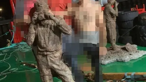 Imagen de una de las esculturas que sacaron del fondo del mar por orden del Gobierno del Cabildo de la época.