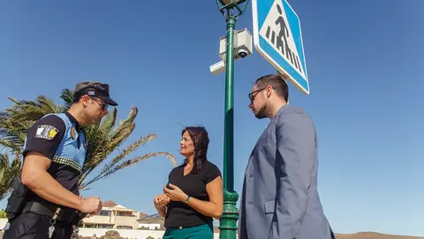 Olivia Duque junto a Ginés González y un agente de la Policia Local.