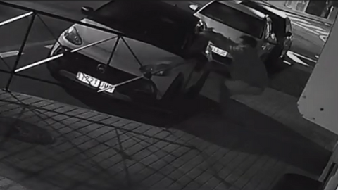 Imagen de las c&aacute;maras de seguridad mostrando al joven realizando los diferentes robos en veh&iacute;culos en San Bartolom&eacute;.