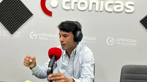 Marcos Bergaz en los estudios de Crónicas Radio.