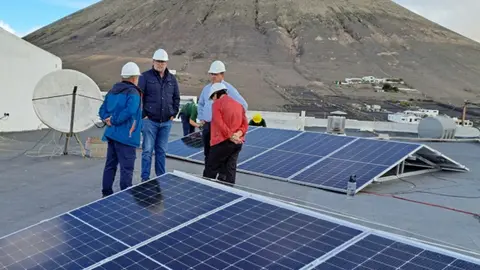 Instalacíon placas Montaña Blanca.