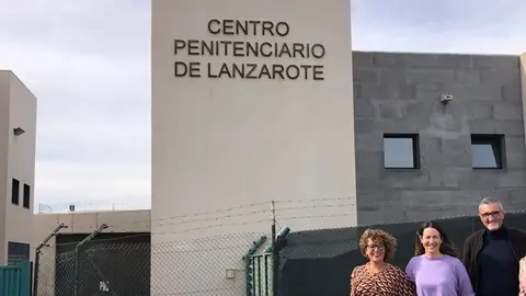 Marci Acuña con el personal del Centro penitenciario de Tahiche.