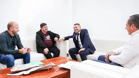 Oswaldo Betancort y Juan Monzón junto a los representantes de la directiva del C.F. San Bartolomé.