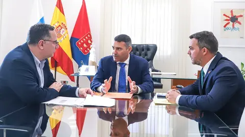 Reunión de Oswaldo Betancort y Jacobo Medina con el consejero de Educación Poli Suárez.
