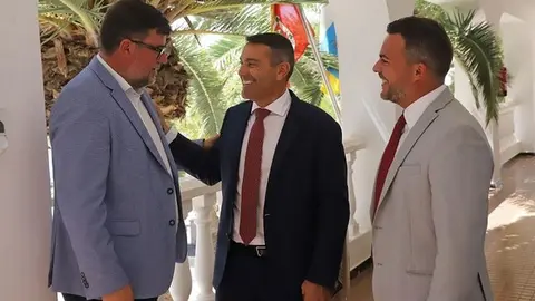 Oswaldo Betancort saludando a Isidro Pérez de forma amistosa en una reunión que mantuvieron en el Ayuntamiento de San Bartolomé.