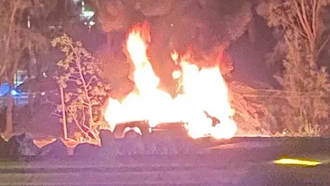 Vehículo ardiendo en las inmediaciones del Cabildo de Lanzarote.