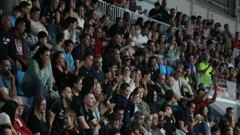 El público llenó la grada para seguir el encuentro.