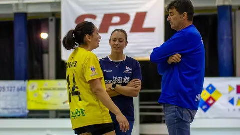 Los entrenadores charlando con una de las jugadoras.