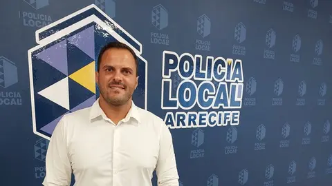 El alcalde de Arrecife, Yonathan de León, y titular de la Policía Local, en la sede del Cuerpo de la Policía Local 