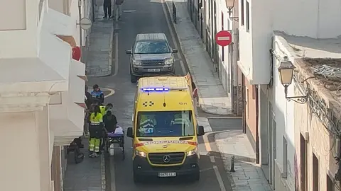 Imagen de la ambulancia realizando el traslado al Hospital.