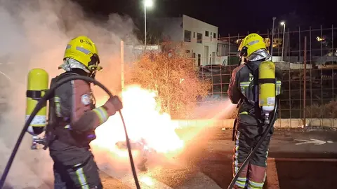 Los bomberos sofocando el incendio producido en la calle Severo Ochoa de San Bartolomé.