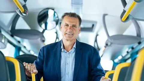 Domingo Cejas en una de las nuevas guaguas del transporte interurbano.