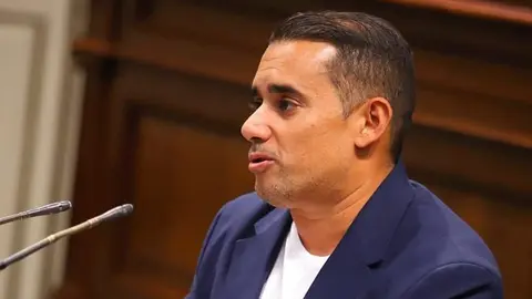 Yoné Caraballo en el Parlamento de Canarias.