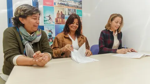 Olivia Duque y Rita Hernández junto a Susana Pérez.
