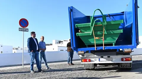 Isidro Pérez y Raúl de León junto al nuevo vehículo San Bartolomé.