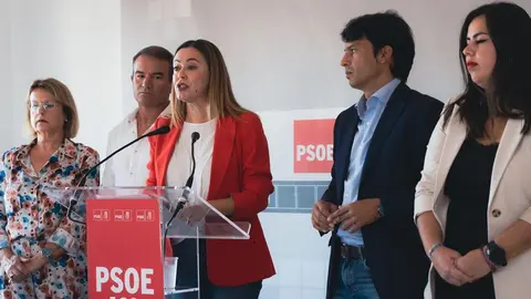 María Dolores Corujo al frente de la rueda de prensa del PSOE