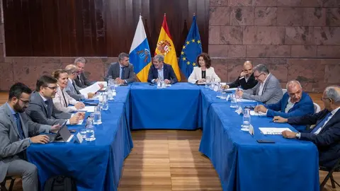 Reunión del Gobierno con los diferentes grupos parlamentarios.
