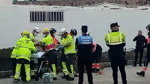 Traslado del herido en camilla al Hospital Doctor José Molina Orosa.