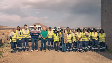 Jacobo Lemes, Samuel Martín y Ascensión Toledo junto a los trabajadores.