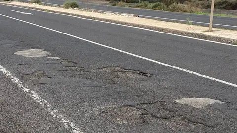 Imagen de parte de los agujeros que se encuentran los vehículos al acceder a Costa Teguise.