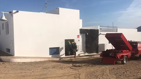 Bomberos del Consorcio sofocando el fuego en La Graciosa.