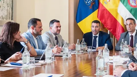 Imagen de la reunión que mantuvo el Cabildo con los ayuntamientos este jueves en Haría.