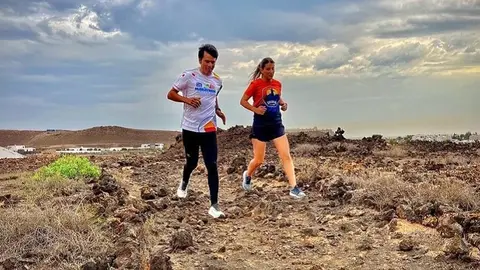 Los concejales Marcos Bergaz y Jenifer Galaìn corriendo por los senderos de Costa Teguise.