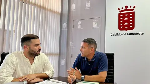Jesús Machín Tavío con el presidente del Cabildo, Oswaldo Betancort.