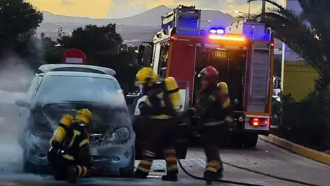 Momento de la actuación de los bomberos en la gasolinera