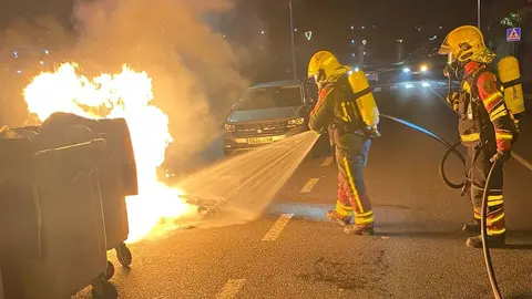 Imagen de los bomberos actuando en pleno incendio