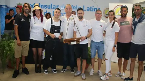 Imagen de la entrega a uno de los equipos campeones