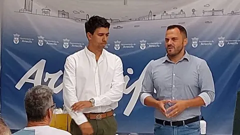 Maciot Cabrera junto al alcalde de Arrecife, Yonathan de León.