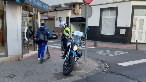 La Policía Local de Arrecife informa de las nuevas nomas para circular en patinetas eléctricas. El joven en la imagen fue solo informado. Imagen de enero de 2024