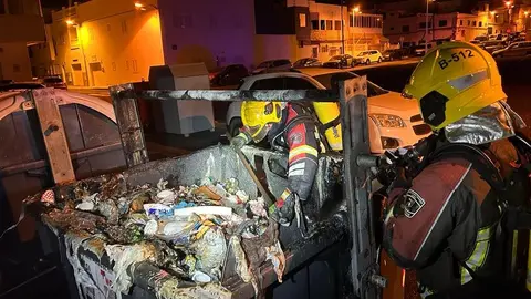 Los bomberos sofocan el incendio producido en Arrecife.