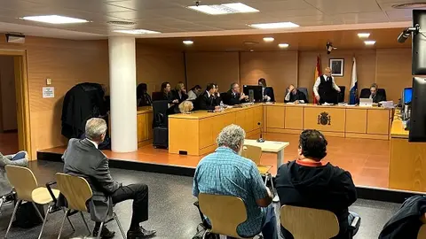 Los acusados por la última pieza del caso Montecarlo ante el juez instantes previos a la posterior suspensión.