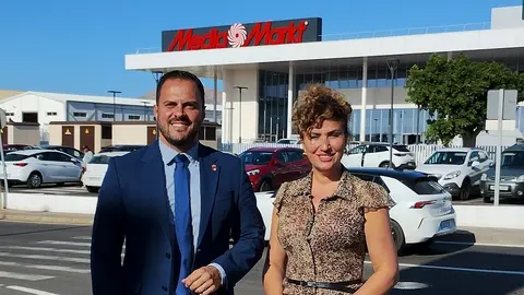 Argana, una nueva zona en expansión en nuevas aperturas comerciales. El alcalde junto a la concejala de Comercio en una visita reciente a esta zona comercial 