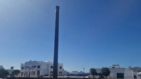 Imagen del estado deficiente de una de las farolas en Tinajo.