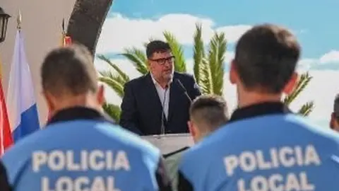 Isidro Pérez en una charla con los agentes de la Policía Local.