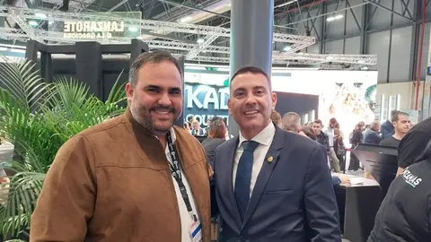 Samuel Martín, consejero de Geoparques, y Oswaldo Betancort, presidente del Cabildo de Lanzarote.