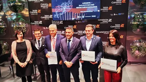 José Juan Cruz recogiendo en FITUR el reconocimiento al trabajo realizado por el turismo inteligente junto a Oswaldo Betancort, Olivia Duque y Óscar Noda.
