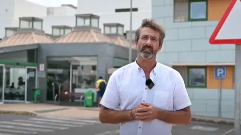 Pedro San Ginés en una imagen de archivo en la puerta del hospital de Lanzarote.