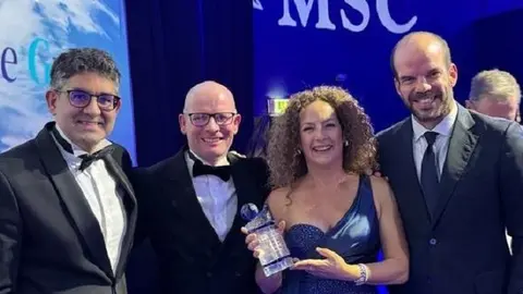 Representantes de Lanzarote recibiendo el galardón.