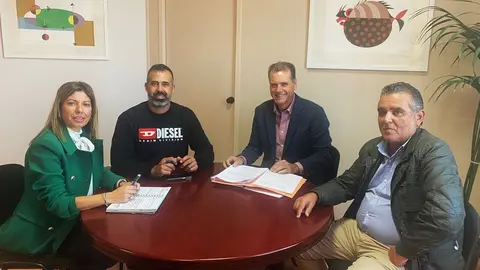 Imagen de la reuni&oacute;n de los concejales de Yaiza con Domingo Cejas