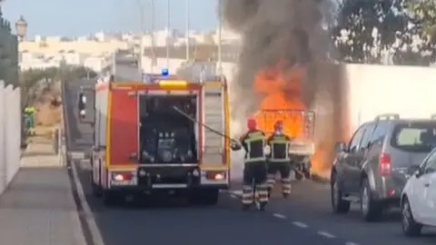 Incendio provocado en la calle Severo Ochoa este domingo.