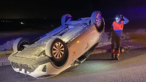 Imagen del vehículo volcado en la carretera.