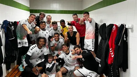Jugadores del San José Obrero celebrando la victoria.
