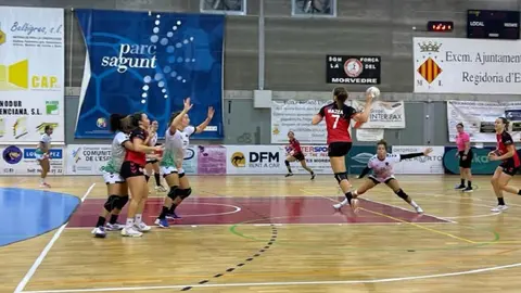 Jugadoras del CICAR Lanzarote Ciudad de Arrecife defendiendo ante el ataque del Morvedre.